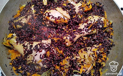 Промойте под проточной водой бурый рис, добавьте его в казан. Все ингредиенты залейте водой на 1-2 см, попробуйте на соль и перец, если нужно, досолите и поперчите еще. Закройте крышку, продолжайте тушить плов 20 минут.