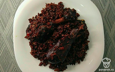 Подавайте куриные ножки в плове из бурого риса порционно, в глубоких тарелках, со свежими овощами и зеленью.