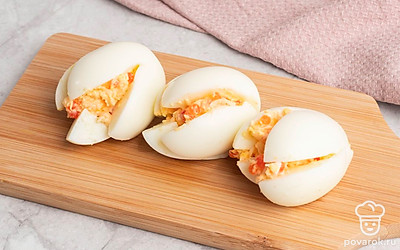 Нафаршируйте яйца начинкой.