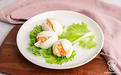 Выложите ваши тюльпану на тарелку, используйте домашнюю зелень, чтобы добавить “белым бутонам” стебли и листья.