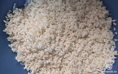 Рис промойте и замочите в холодной воде.