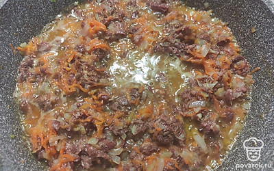 Лук и морковь обжарьте на растительном масле, добавьте тушенку, доведите до кипения. 