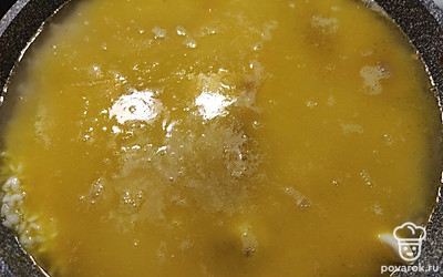 Распределите по поверхности рис, залейте горячей водой (вода должна покрывать рис примерно на 1 см). Посолите с учетом того, что тушенка уже солёная, добавьте чеснок. Доведите до кипения и убавьте огонь на минимум, накройте крышкой. Как только выкипит вся вода - плов готов.