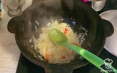 Лук нарежьте небольшими кубиками. Казан поставьте на средний огонь. Налейте в него масло. Обжарьте лук до золотистости.