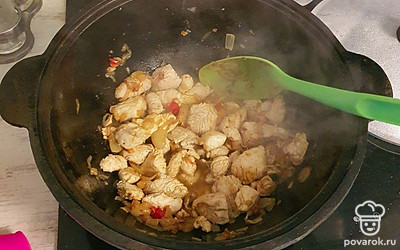 Добавьте нарезанное средними кусочками мясо. Перемешайте и обжарьте. 