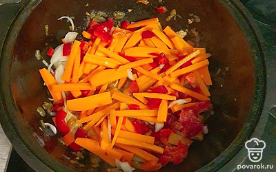 Выложите в казан нарезанные тонкими брусочками морковь и перец. Перемешайте. Обжарьте всё вместе в течение 7-10 минут. Посолите, добавьте специи.