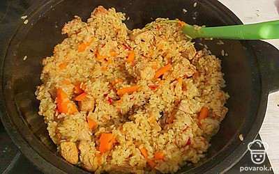 Всыпьте рис. Влейте воду, перемешайте. Сверху в рис вставьте зубчики чеснока. Доведите плов до кипения. Убавьте огонь и готовьте под крышкой 20 минут.