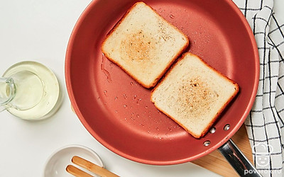 Обжарьте хлеб. Пока баклажаны запекаются, разогрейте масло на сковороде и обжарьте ломтики хлеба по 1 минуте на каждой стороне на среднем огне.