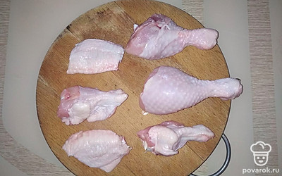 Помойте и нарежьте курицу на средние кусочки.