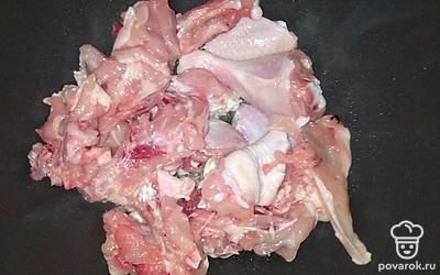 Налейте масло в казан, потом поставьте на огонь, и через пару минут добавьте курицу. Обжаривайте 20 минут на небольшом огне.