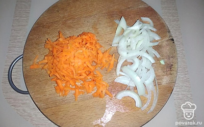 Почистите и помойте лук, морковь. Морковь натрите на тёрке, а лук нарежьте полукольцами.