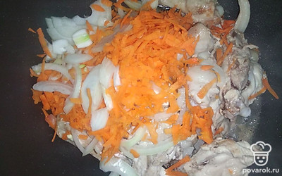 Добавьте лук и морковь к курице и готовьте ещё 5 минут.