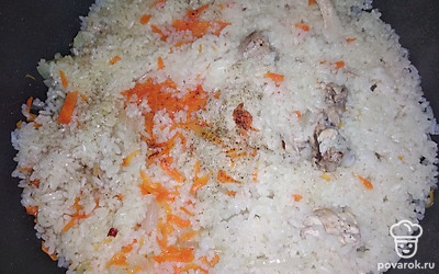 Тщательно промойте рис, высыпьте его в казан, посолите и поперчите, вылейте воду, чтобы она полностью покрывала рис. Готовьте так 30 минут, пока рис не сварится. Не перемешивайте.