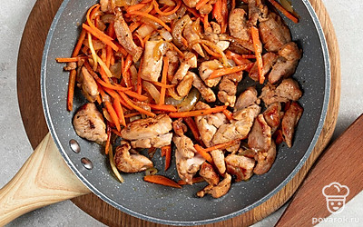 Начните приготовление. На сковороду налейте растительное масло, после чего поместите ее на огонь разогреваться. Пока масло греется, нарежьте мясо небольшими по размеру кусочками. Далее выложите индейку на сковороду и обжарьте в течение 5-7 минут, чтобы образовалась аппетитная корочка. Затем добавьте к мясу овощи и потушите ингредиенты еще несколько минут.