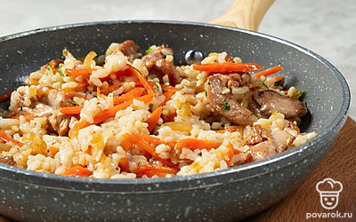 Приготовьте плов. В сковороду с мясом и овощами влейте горячую воду, добавьте соль, перец и куркуму, после чего перемешайте. Тушите блюдо в течение 10 минут на среднем огне. В конце добавьте к ингредиентам рис и зиру, еще раз перемешайте. Оставьте блюдо до полного впитывания жидкости. Готовый плов снимите с огня и оставьте на 15 минут настаиваться.