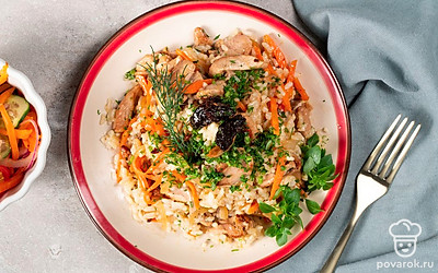 Ароматный плов из риса с нежной индейкой выложите на тарелку и подайте к столу в качестве основного блюда. При желании к плову можно подать гарнир в виде легкого овощного салата.