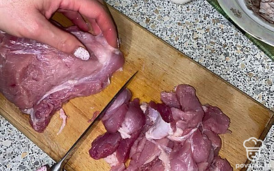 Нарежьте мясо на маленькие кусочки, чтобы мясо хорошо прожарилось и не оказалось сырым.