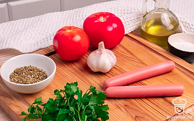 Подготовьте необходимые ингредиент. Помидоры и зелень помойте и обсушите. Чеснок разделите на дольки, нам понадобится 2-3 дольки.