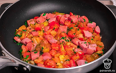 Тушите на медленном огне, постоянно помешивая, пока овощи не будут готовы.