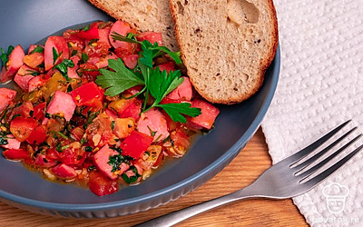 Помидоры в процессе тушения будут выделять сок и превращаться в бархатную кашицу.