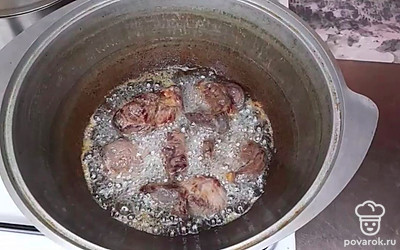 На большом количестве растительного масла обжарить куски говядины 20-25 минут. Постоянно помешивать. Посолить.