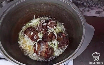 Добавить лук, нарезанный полукольцами. Обжарить 3-4 минуты. 