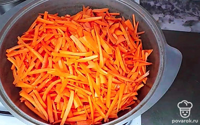 Морковь порезать соломкой и засыпать поверх мяса. Жарить 10 минут, помешивая.
