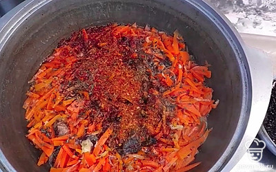 Хорошо перемешать и добавить специи для плова, перец.