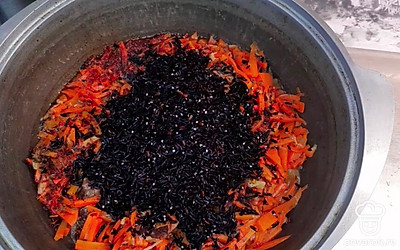 Добавить промытый дикий рис.