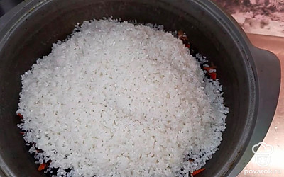 Добавить белый промытый рис.