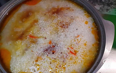 Не перемешивая, залить водой так, чтобы сверху риса был 1 см воды.