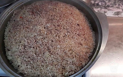 Закрыть крышкой и на маленьком огне тушить до готовности 15 минут.