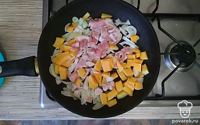 Нарежьте кусочками лук, тыкву и мясо. Отправьте их поджариваться на сковороду.
