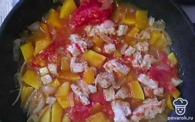 После образования румяной корочки добавьте несколько томатов для сока. Все вместе тушите еще минут 15.