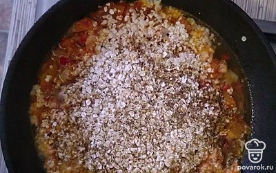 В конце добавьте овсяные хлопья, воду, приправы и соль. Все оставьте томиться еще минут на 5, закрыв крышкой.