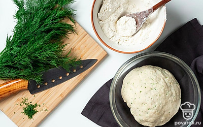 Сделайте тесто. Разведите дрожжи в теплой воде с сахаром, влейте молоко, растопленное масло, всыпьте муку, укроп. Дайте постоять в тепле под полотенцем 1,5 часа. Далее тесто разомните и оставьте еще на час.