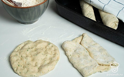 Приготовьте багеты с укропом. Припудрите стол мукой. Выложите тесто. Разделите на 4 части. Каждую из них растяните руками в лепешку. Края сложите к середине и снова растяните в пласт. Повторите еще три раза. Затем придайте тесту форму багета, выложите на противень для запекания. Прикройте полотенцем, оставьте на 20 минут. Сделайте сверху неглубокие разрезы наискосок. Смажьте прохладной водой. Запекайте в духовке при 220 градусах 20-25 минут.