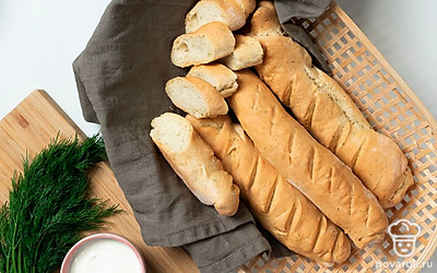 Дайте багетам полностью остыть, нарежьте на кусочки или разломайте произвольно руками, подайте к столу.