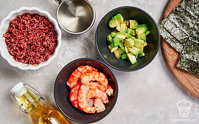 Подготовьте начинку. Хорошо прогрейте сковороду с маслом, выложите лангустины, обжарьте со всех сторон до легкого румянца. Это займет приблизительно 5-7 минут. Уберите морепродукты со сковороды, выложите кусочки авокадо. Обжарьте на сильном огне, помешивая, 2-3 минуты. Уберите на тарелку остывать.