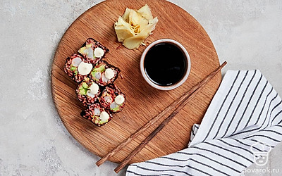 Роллы с красным рисом подайте традиционно — с васаби и соевым соусом.