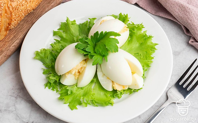 Фаршированные яйца «Тюльпаны» с плавленым сыром и чесноком — Рецепт с фото