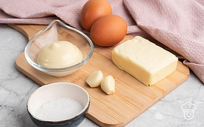 Убедитесь, что у вас есть все продукты в нужном количестве. Отварите заранее куриные яйца перед готовкой. Почистите чеснок.