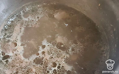 Заливаем водой и варим, добавляем 3 столовые ложки масла. Варим 20 минут до готовности мяса. 