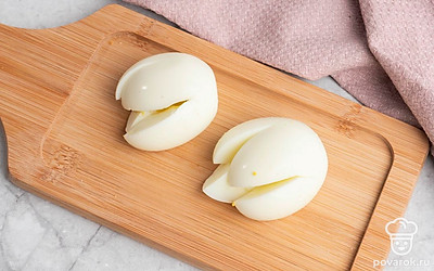 Сделайте крестообразный надрез в узкой части яйца и аккуратно достаньте желток.