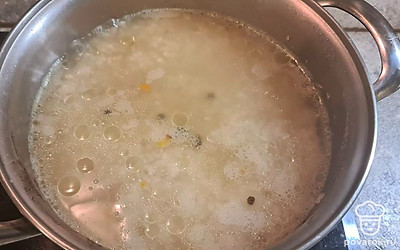 Добавляем кипяток, чтобы покрыло рис, томим 20 минут под крышкой. 