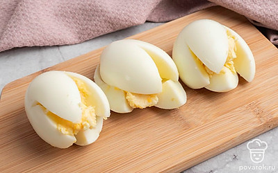 Нафаршируйте яйца начинкой.