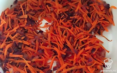 Порезать лук, морковь, обжарить на сковороде.