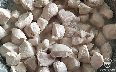 Обжарить мясо.