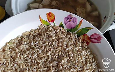 Добавить специи и рис, залить водой, довести до готовности.