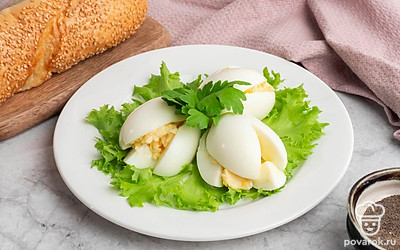 Выложите ваши фаршированные яйца тюльпаны на тарелку и подавайте на стол.